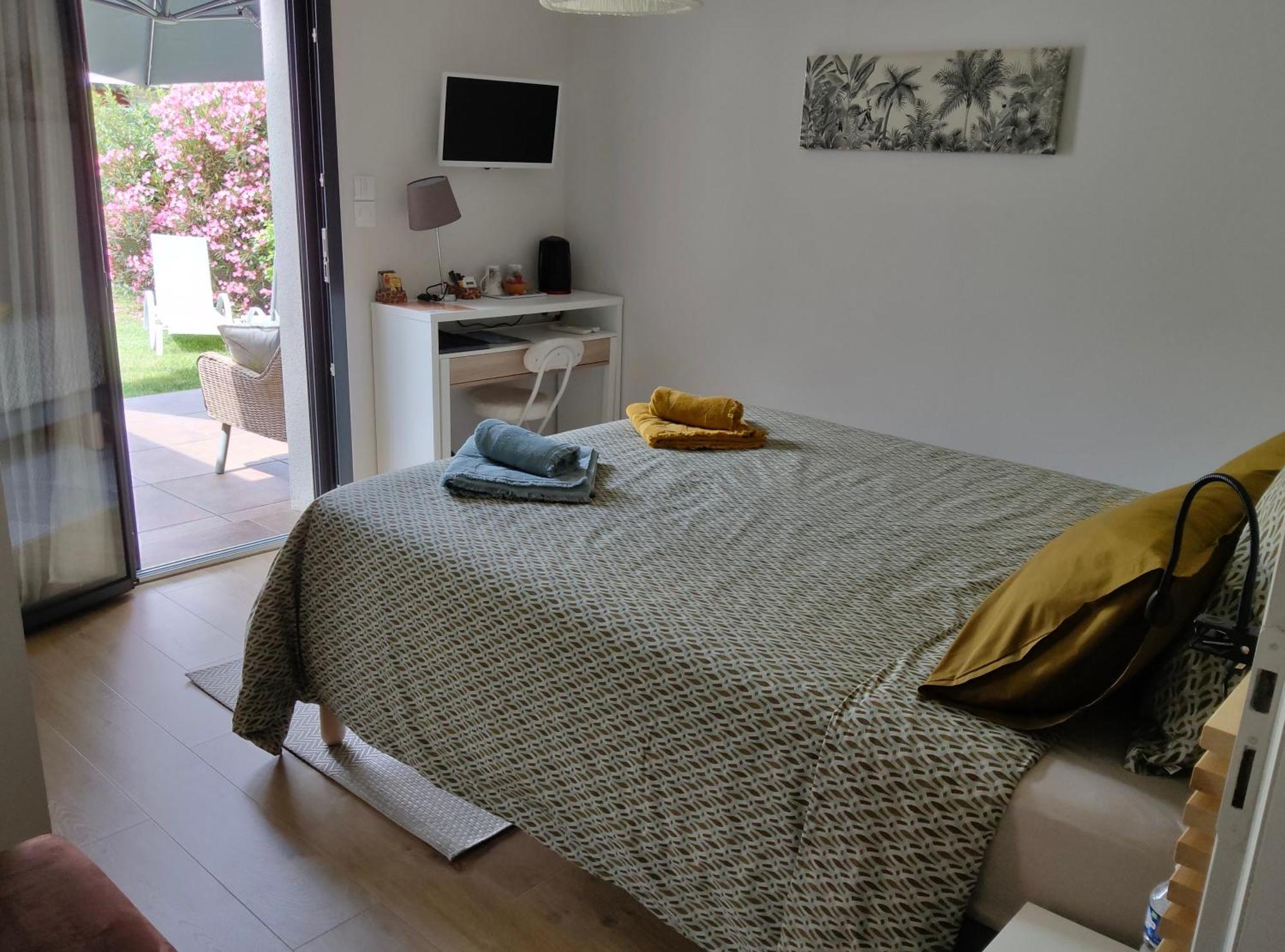 Du Cote De Chez Paule, Chambre Avec Entree Independante Et Salle D'Eau Privative Semeac Ngoại thất bức ảnh